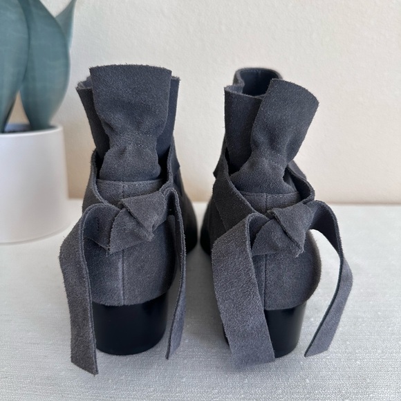 New Aerosoles Crosswalk Gray Suede Ruffled Ankle Booties Women’s 8M - Picture 10 of 14